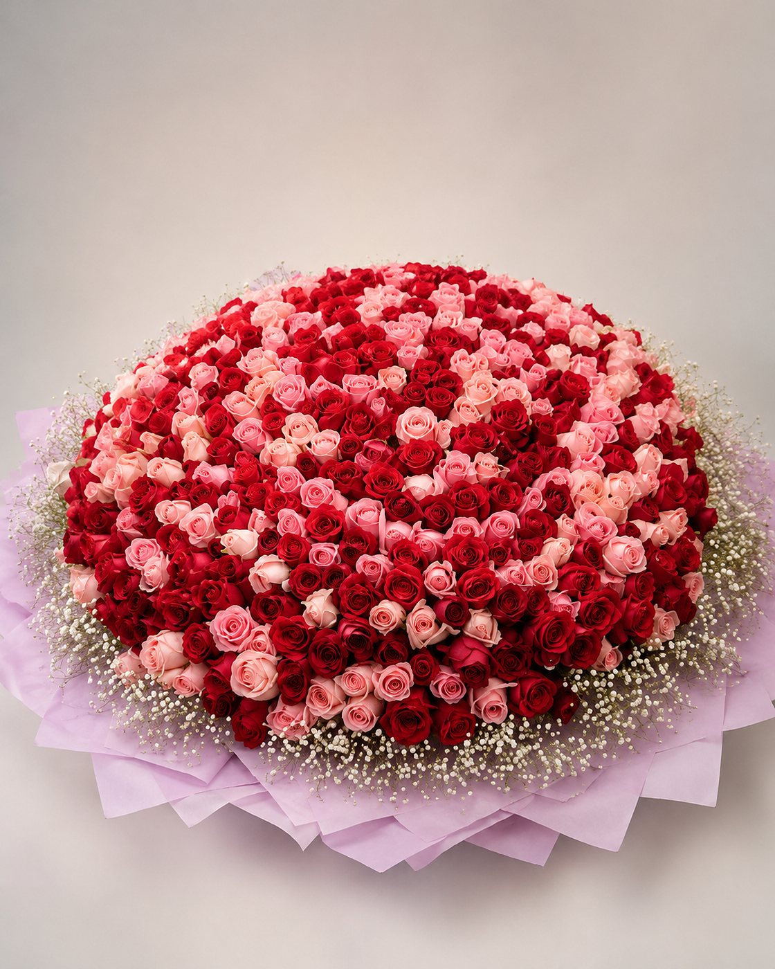 Buchón de rosas amarillas sobre sillón de terciopelo